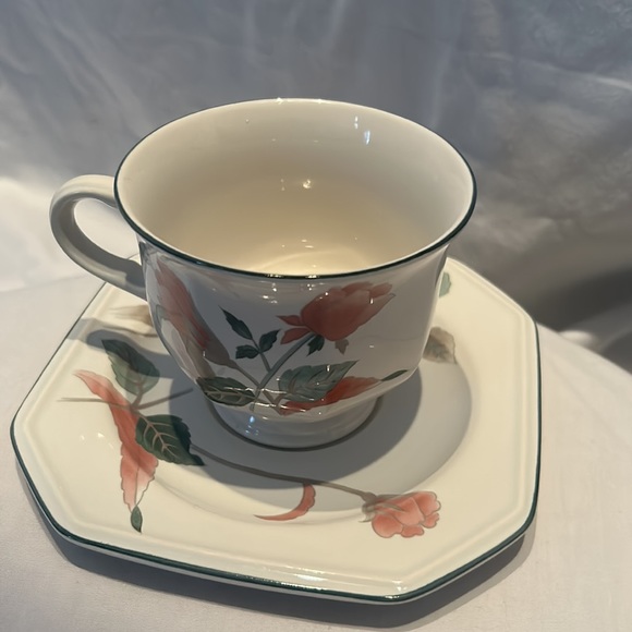 Vintage Mikasa “Silk Flowers” Footed Teacup and Saucer Set , Set of 4 - Picture 5 of 10